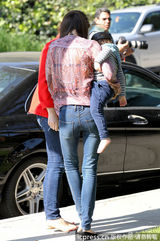 组图：米兰达带子公园游玩 弗林打哈欠萌翻众人