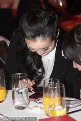 组图：王艳捧场慈善晚宴 名贵戒指显贵妇范儿