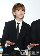 组图：CNBLUE任慈善大使 与波鲁鲁互动显童心