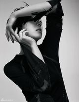 组图：桂纶镁写真冷艳又狂野 眼神迷离频放电