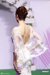 组图：李亚男婚纱展性感秀长腿美背