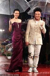 高清组图：金曲奖红毯星光熠熠 那英躲雨不顾形象