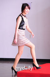 组图：韩歌手IU出道千日粉丝见面会 公主裙可爱俏皮