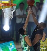 组图：明星篮球赛上海举行 周杰伦科比精彩互动