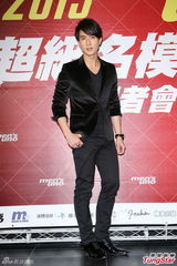 组图：吴尊出席男模赛被起哄脱光面露尴尬