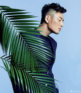 组图：李东学写真突破形象 卷发造型变个性型男