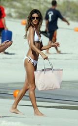 幻灯图：女星亚历山大度假 各色比基尼秀身材