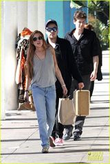 组图：林赛罗韩庭审后穿背心购物豪乳激凸