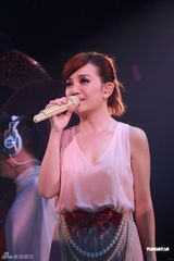 组图：梁静茹演唱会落幕 与表哥同台合唱