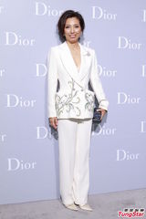 组图：钟楚红张曼玉同台亮相 全智贤露香肩