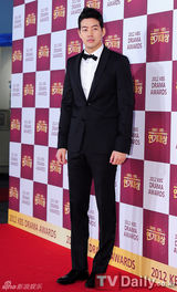 组图：金南珠获奖落泪 宋仲基文彩元成最佳搭档