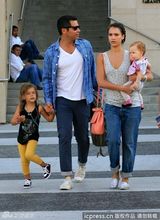 组图：杰西卡-阿尔芭四口之家幸福出街