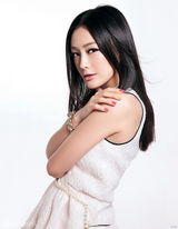 组图：秦岚频获杂志邀请拍大片 演绎优雅清新夏日风