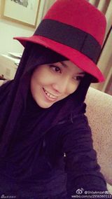 茜拉与家人私照曝光 长发美女爱卖萌