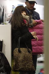 组图：姚笛与型男结伴逛街 打扮延续童佳倩风格