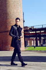 组图：马文龙长款机车服写真演绎硬朗之风