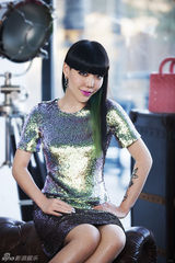 组图：吴莫愁炫彩大片登杂志 手臂纹身抢镜