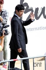 组图：李准河正宇出席釜山电影节舞台问候活动