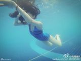 组图：娜扎变美人鱼 水中展优美身段乳沟隐现