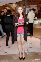 周慧敏自言有不少同志朋友 赌王四太送何超盈首饰