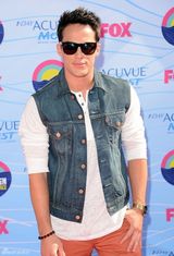 组图：《吸血鬼日记》剧组亮相 “卡洛琳”黄裙最夺目