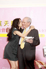 组图：莫文蔚父亲推出新书 莫家一同出席分享会