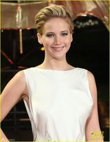 组图：饥饿游戏2首映劳伦斯优雅白裙露美背