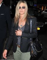 组图：安妮斯顿短裙亮相代言 帅气装扮现身街头