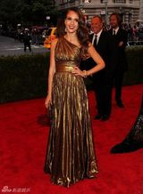 阿尔巴金色长裙赛缪斯 老牌美女波姬-小丝拄拐(图)