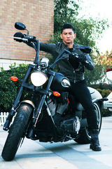 组图：吴奇隆型男亮相首期《明星Do In Style》