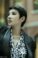 组图：黄奕早秋时尚街拍 豹纹出镜御姐范十足