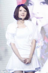 组图：郭静摆桃花阵玩招亲 获赠天后级专属麦克