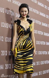 组图：张歆艺深V现身奢侈品牌时尚之夜  捂胸防走光