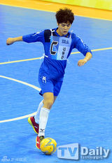 组图：EXO鹿晗等驰骋球场 Beast组进球获胜