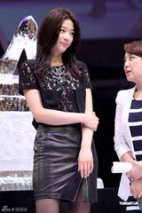 幻灯图：全智贤秀发飘飘现身上海 蕾丝黑袜打性感牌 