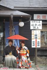 组图：叶佩雯郭伟亮一反传统 披黑纱拍婚纱照