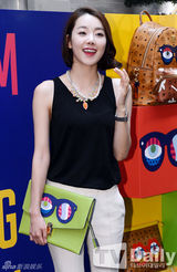 组图：李玹雨出席活动皮衣短裤潮男范十足