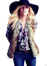 组图：瑞茜-威瑟斯彭秋装写真 秀西部牛仔元素