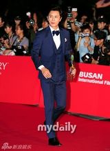 组图：李贤宇金素妍等星亮相釜山电影节开幕式