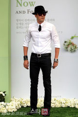 组图：李秉宪李珉廷大婚甜蜜互送吻 群星道贺