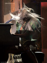 高清组图：格莱美现场 Lady Gaga呲牙咧嘴吓死人