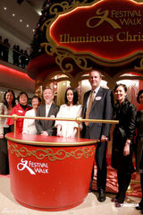 高清图：周迅化身月亮女神 求教诺贝尔奖得主高锟