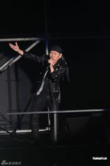 组图：赵传台北酷感开唱 与后辈萧敬腾同台拼歌