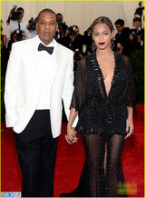 组图：碧昂斯与Jay Z大秀恩爱 V领礼服妩媚十足