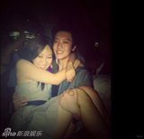 组图：李云迪女友搂男人泡吧照曝光 清纯不再