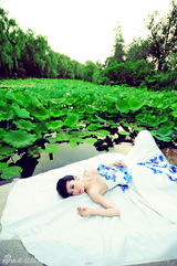 组图：芙蓉姐姐青花瓷玩中国风 重回清华园摆POSE