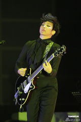 组图：何韵诗开唱剖白爱情观 落泪唱失恋情歌