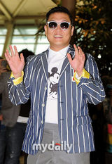 组图：鸟叔PSY赴美宣传新曲 米奇装显童心