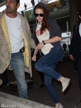 组图：斯图尔特戴黑超露笑容 疑似与男友复合