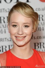 组图：2014全英音乐奖  阿米莉亚-凯利红裙端庄